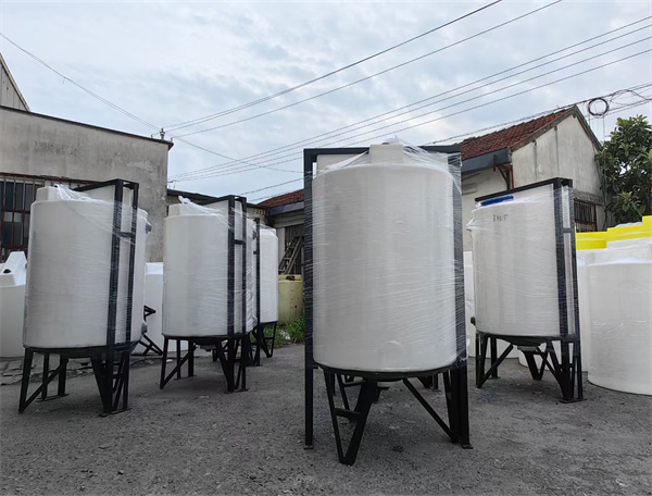 迅升錐底塑料儲罐容器生產廠家